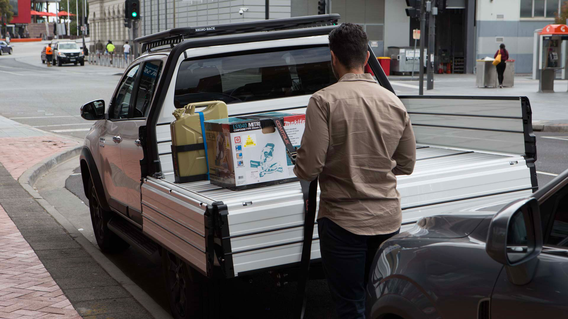 easy curbside loading with Sport Utility Bed alloy tray